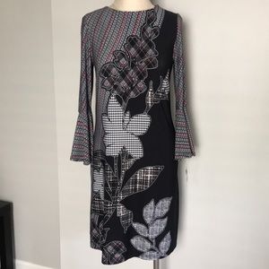 Gabby Skye bell sleeve plaid shift dress size 4